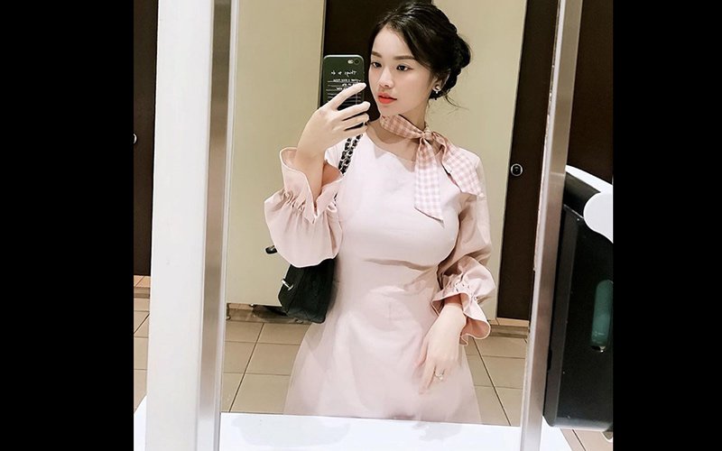 Gu thời trang khá kín đáo và tinh tế với tông màu hồng pastel dịu ngọt nhưng vẫn khoe được vòng một căng tràn sức sống. Mỗi khi đi làm cô cũng ưu tiên áo sơ mi, váy kín đổ để tạo nên một vẻ ngoài thanh lịch. 
