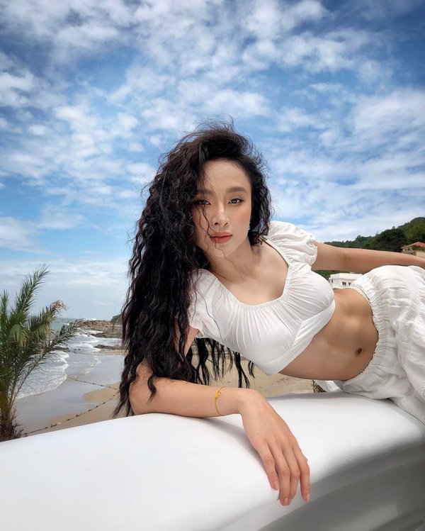 Angela Phương Trinh diện áo crop-top, khoe cơ bụng số 11 xuất sắc - 1