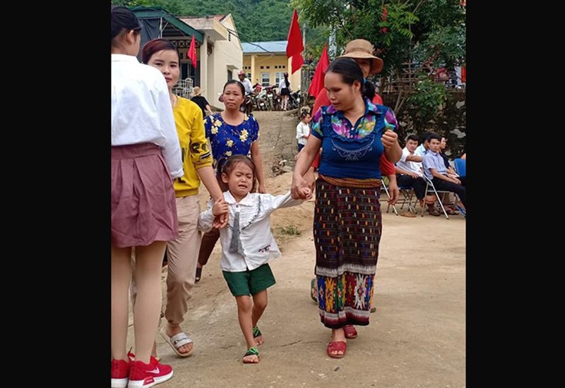 Con không theo cô đâu, mẹ đưa con về đi.
