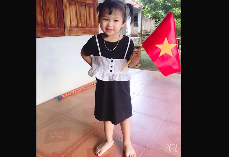 Bé Hà My, Bỉm Sơn, Thanh Hóa. "Năm đầu con đi khai giảng nhưng con rất thích thú. Năm đầu tiên đi học cũng là năm thiệt thòi của con vì mẹ đang có em bé không thể đưa em đi. Mẹ xin lỗi con, năm sau nhất định mẹ sẽ đưa con tới trường".
