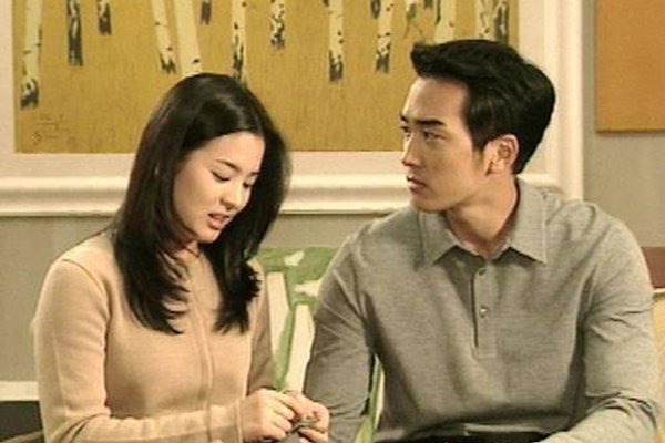 Theo bạn trai tới nhà hàng ăn tối, tôi lặng người đánh rơi túi xách khi thấy người ngồi trong - 1