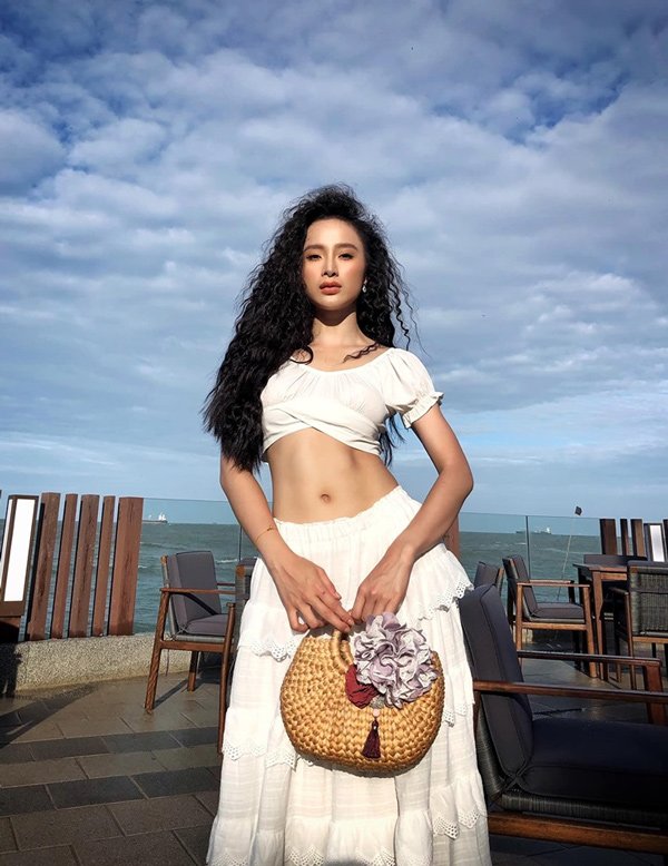 Angela Phương Trinh diện áo crop-top, khoe cơ bụng số 11 xuất sắc - 3
