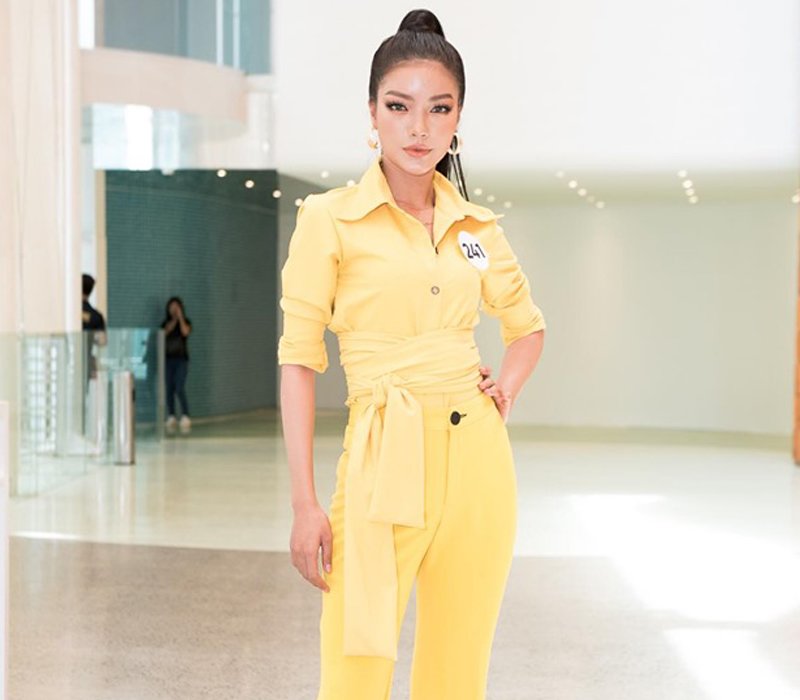 Không may mắn giành được danh hiệu cao quý tại Miss World 2019, Bích Tuyền tiếp tục ghi danh tại Hoa hậu Hoàn vũ Việt Nam năm nay. Xuất hiện tại buổi sơ khảo, cô nàng cũng chọn phong cách menswear để làm nổi bật cá tính của mình. 
