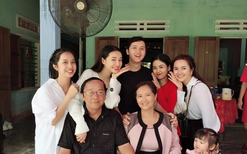Đây là hình ảnh được chụp khi Trường Giang - Nhã Phương cùng về quê nữ diễn viên thắp hương tổ tiên sau khi tổ chức lễ đính hôn vào cuối tháng 8/2018.
