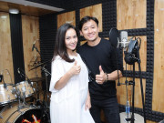 Nhạc - Mỹ Ngọc Bolero tình tứ lau mồ hôi cho Quý Bình trong phòng thu