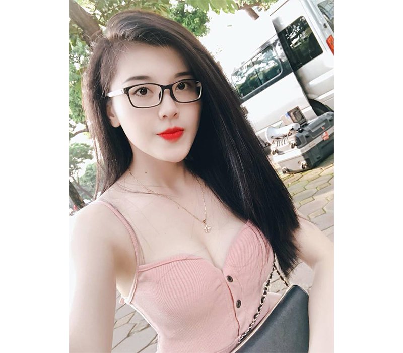 Tốt nghiệp Đại học Luật, từng làm việc tại VTV, hotgirl Bạch Huyền Trang là một trong những cái tên thu hút mạnh mẽ sự chú ý của dân tình bởi sở hữu nhan sắc xinh đẹp.
