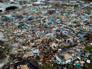 Tin tức - Sự tàn khốc của siêu bão Dorian: Mùi tử thi nồng nặc, cá mập lượn lờ cả trong đất liền