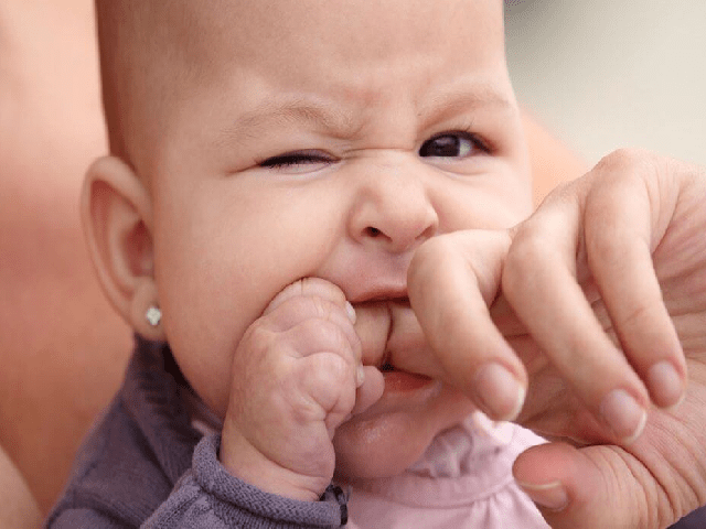 9 dấu hiệu trẻ mọc răng và cách làm giảm khó chịu cho bé