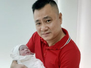 Giải trí - Vợ Tự Long sinh con thứ 2, khoảnh khắc bố ôm con vừa chào đời khiến fan xúc động