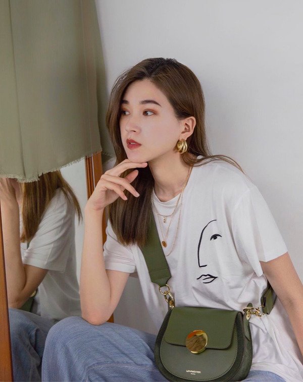 Vừa thoải mái vừa năng động, chị em đi chơi cuối tuần cứ diện áo phông theo 4 cách này - 4