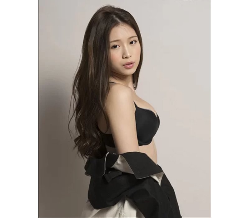 Sinh năm 1993, Trịnh Gia Thuần được biết đến là người mẫu, diễn viên có tiếng tại Đài Loan.
