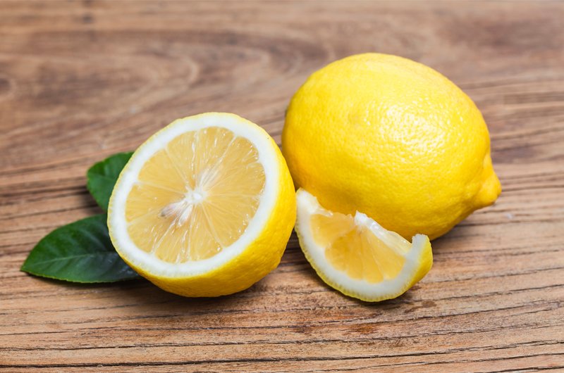 Chanh giàu vitamin C và axit citric, không chỉ có lợi cho sắc đẹp của phụ nữ mà còn kích thích nhu động ruột, khử sạch độc tố trong ruột.
