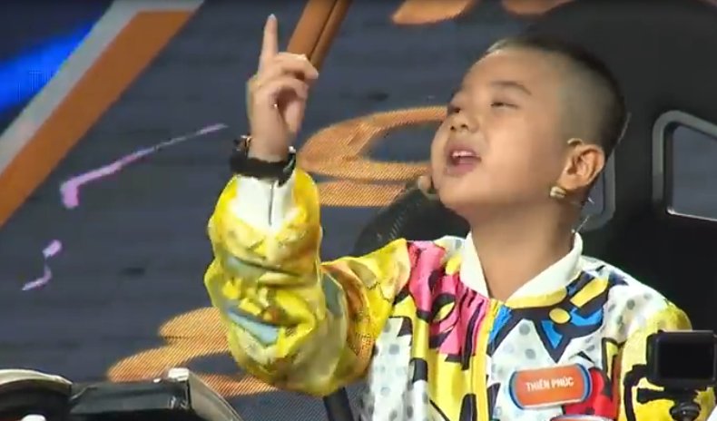 Cả trường quay vỡ oà với amp;#34;thần đồngamp;#34; 7 tuổi: Dân mạng tranh cãi, Trấn Thành nói câu chí lý - 6