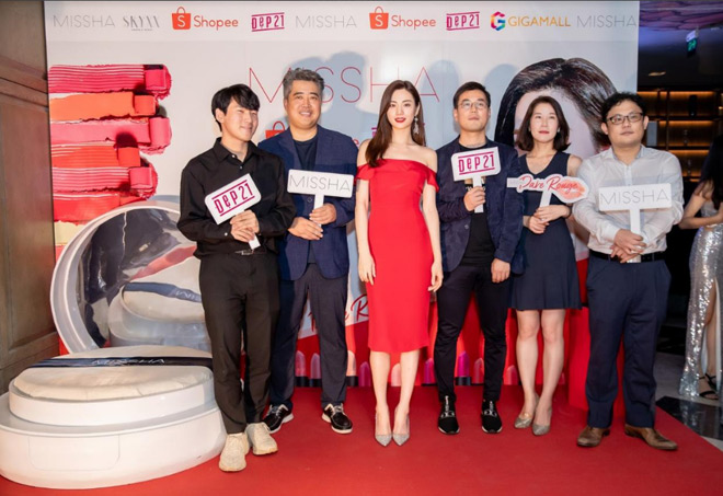 NANA của After School diện váy đỏ hút mắt dự sự kiện tại Việt Nam - 1