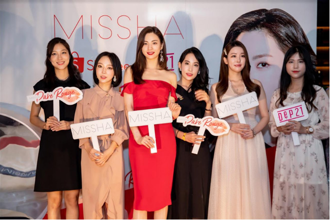 NANA của After School diện váy đỏ hút mắt dự sự kiện tại Việt Nam - 2