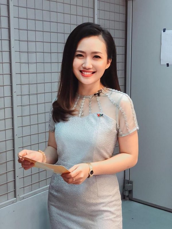 ngoai nhung luc kin dao len hinh, nu btv nay cung chang ngai ho bao khoe kheo dang nuot - 1