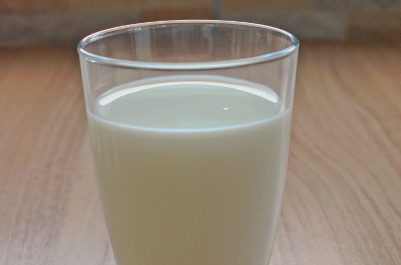 Ở dạng tự nhiên, sữa là hỗn hợp của nước, protein, đường, khoáng chất và vitamin. Mặc dù sữa mang lại lợi ích sức khỏe to lớn nếu uống vừa phải, nhưng uống quá nhiều có thể làm tăng nguy cơ mắc bệnh xơ vữa động mạch và bệnh tim mạch.


