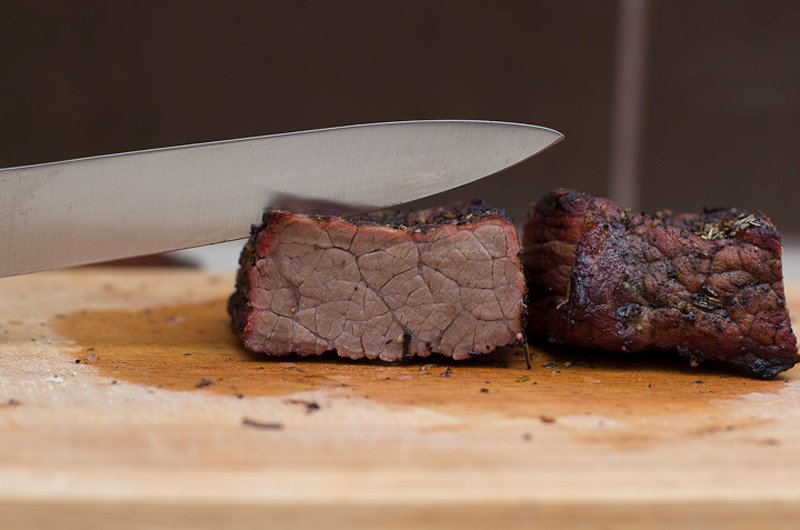 Khi bạn nướng thịt, thịt gia cầm hoặc hải sản, nhiệt độ cao làm cho protein trong thịt thay đổi và trở nên nguy hiểm cho sức khỏe. Để tránh mọi rủi ro về sức khỏe, bạn nên nấu thịt ở nhiệt độ thấp hơn.

