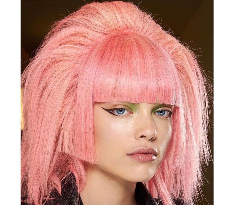 Lấy cảm hứng từ phong cách rock, người mẫu của Jeremy Scott tự tin sải bước trên đường catwalk với những bộ tóc giả nhiều màu sắc.

