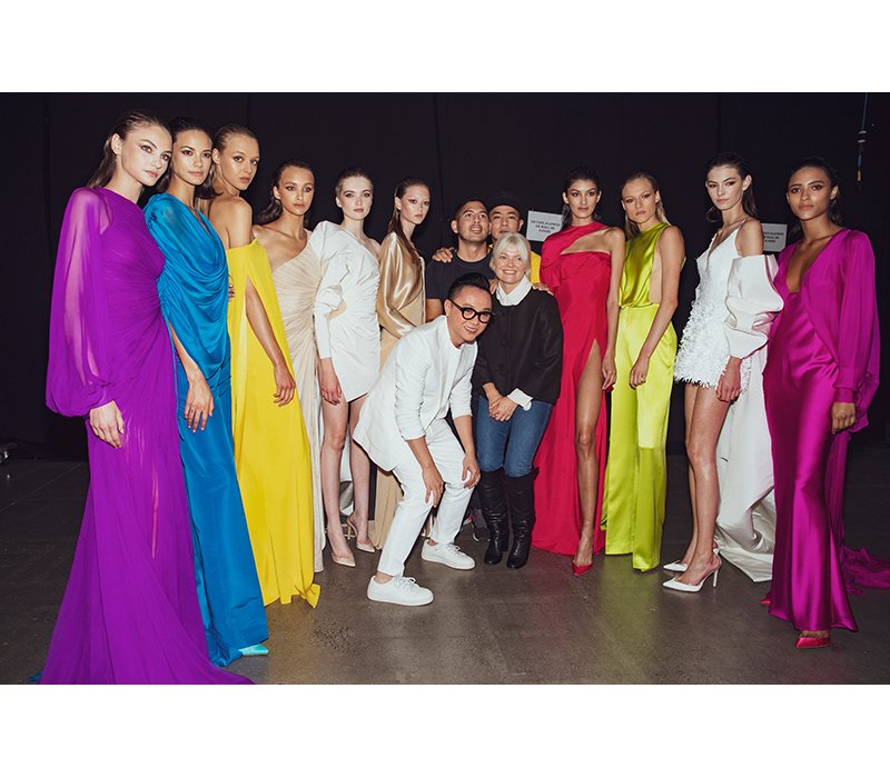 Mới đây, buổi trình diễn ra mắt bộ sưu tập 'Đi nhặt hạt sương nghiêng' của NTK Công Trí tại Tuần lễ thời trang New York Xuân Hè 2020 đã chính thức diễn ra với sự tham gia của dàn chân dài nổi tiếng nhất nhì thế giới, bao gồm cả các thiên thần Victoria's Secret.
