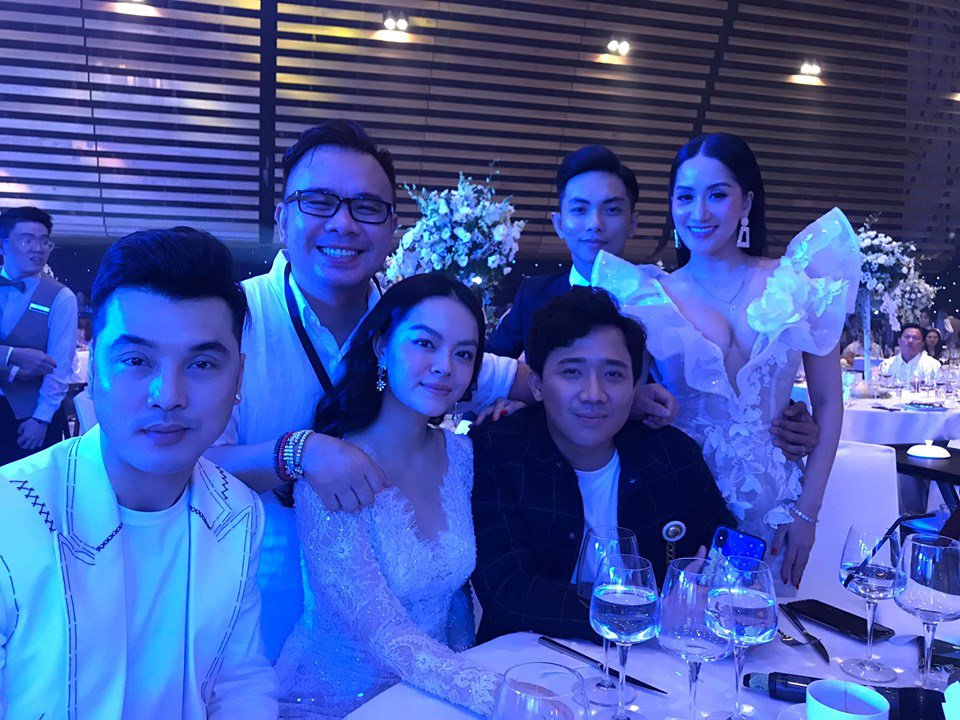 Ăn mặc lộng lẫy ngang cô dâu trong tiệc cưới, hai bà mẹ khiến dân tình xôn xao - 1