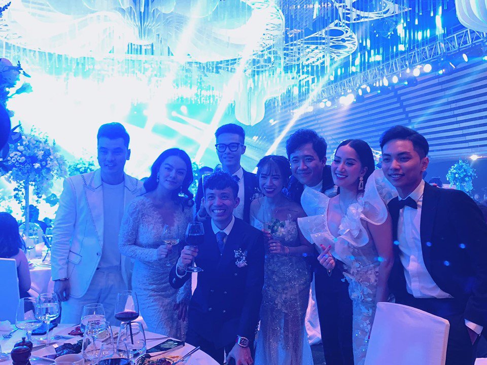 Ăn mặc lộng lẫy ngang cô dâu trong tiệc cưới, hai bà mẹ khiến dân tình xôn xao - 2