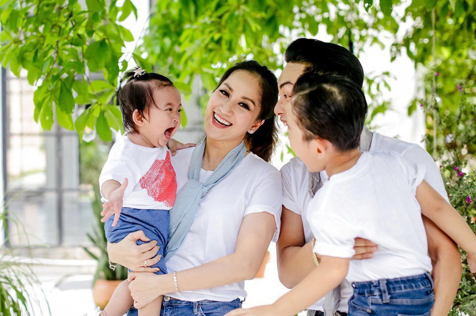 Ăn mặc lộng lẫy ngang cô dâu trong tiệc cưới, hai bà mẹ khiến dân tình xôn xao - 6