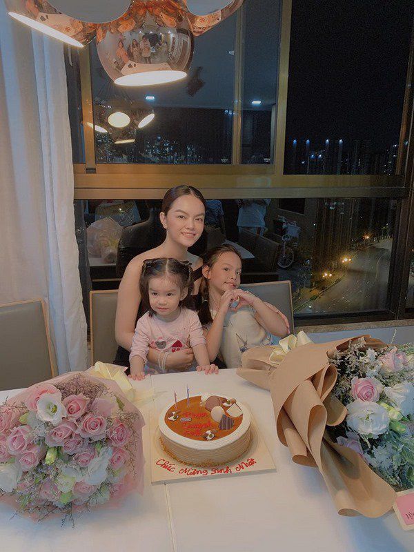 Ăn mặc lộng lẫy ngang cô dâu trong tiệc cưới, hai bà mẹ khiến dân tình xôn xao - 4