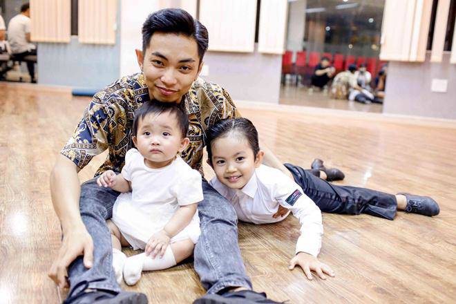 Ăn mặc lộng lẫy ngang cô dâu trong tiệc cưới, hai bà mẹ khiến dân tình xôn xao - 7