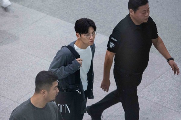 Chờ bao lâu amp;#34;cảnh vệ đẹp trai nhất Kbizamp;#34; Ji Chang Wook cũng xuất hiện, thần thái cực phẩm - 6