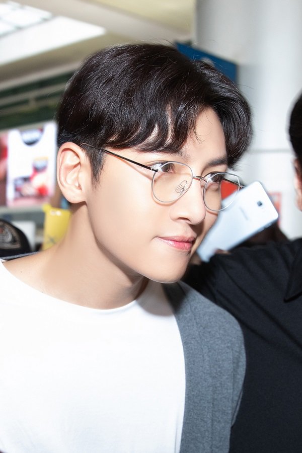 Chờ bao lâu amp;#34;cảnh vệ đẹp trai nhất Kbizamp;#34; Ji Chang Wook cũng xuất hiện, thần thái cực phẩm - 8