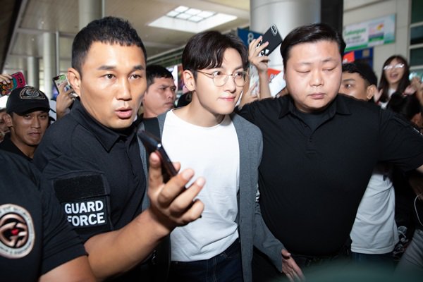 Chờ bao lâu amp;#34;cảnh vệ đẹp trai nhất Kbizamp;#34; Ji Chang Wook cũng xuất hiện, thần thái cực phẩm - 9