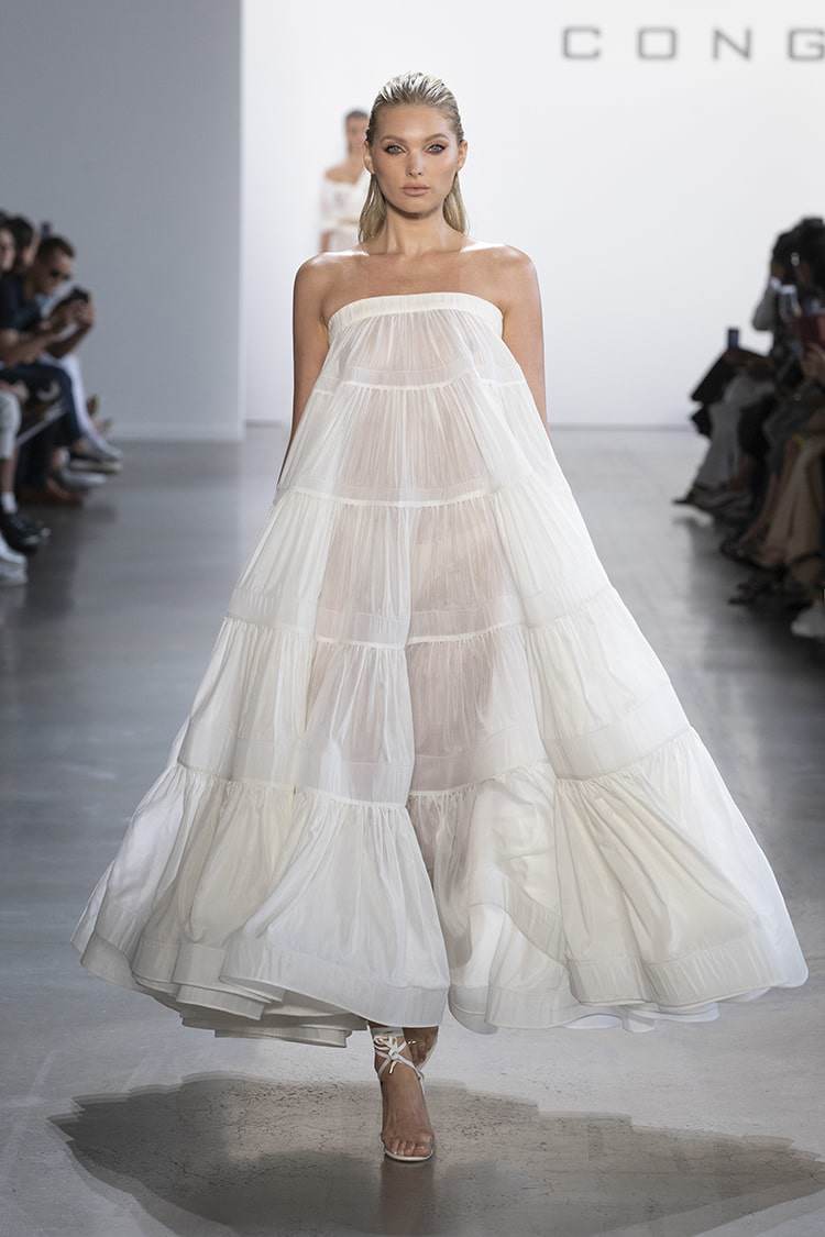 BST amp;#34;Đi nhặt hạt sương nghiêngamp;#34; của Công Trí: sắc màu thời trang len lỏi vào chất liệu cuộc sống - 1