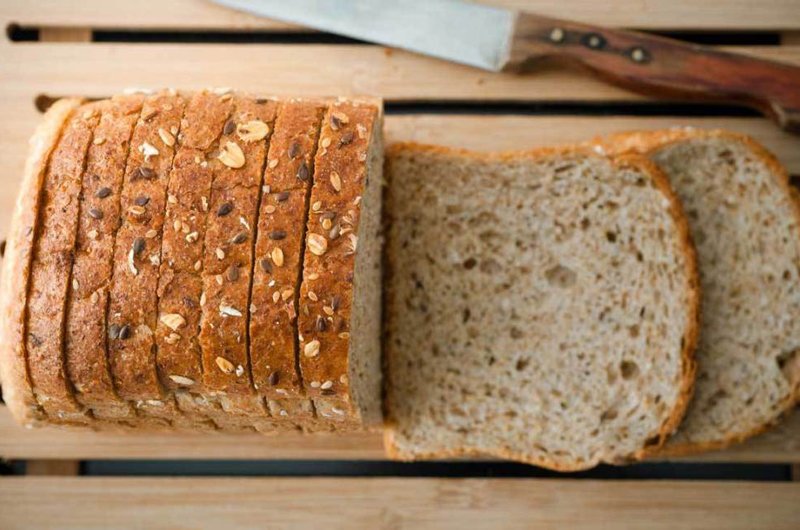 Ngay cả bánh mì ngũ cốc nguyên hạt cũng có thể có nhiều chất bảo quản, đường bổ sung và muối có hại cho sức khỏe. Bánh mì làm từ ngũ cốc mọc mầm tốt hơn vì nó dễ tiêu hóa, chứa nhiều protein, chất xơ, folate, vitamin C,…
