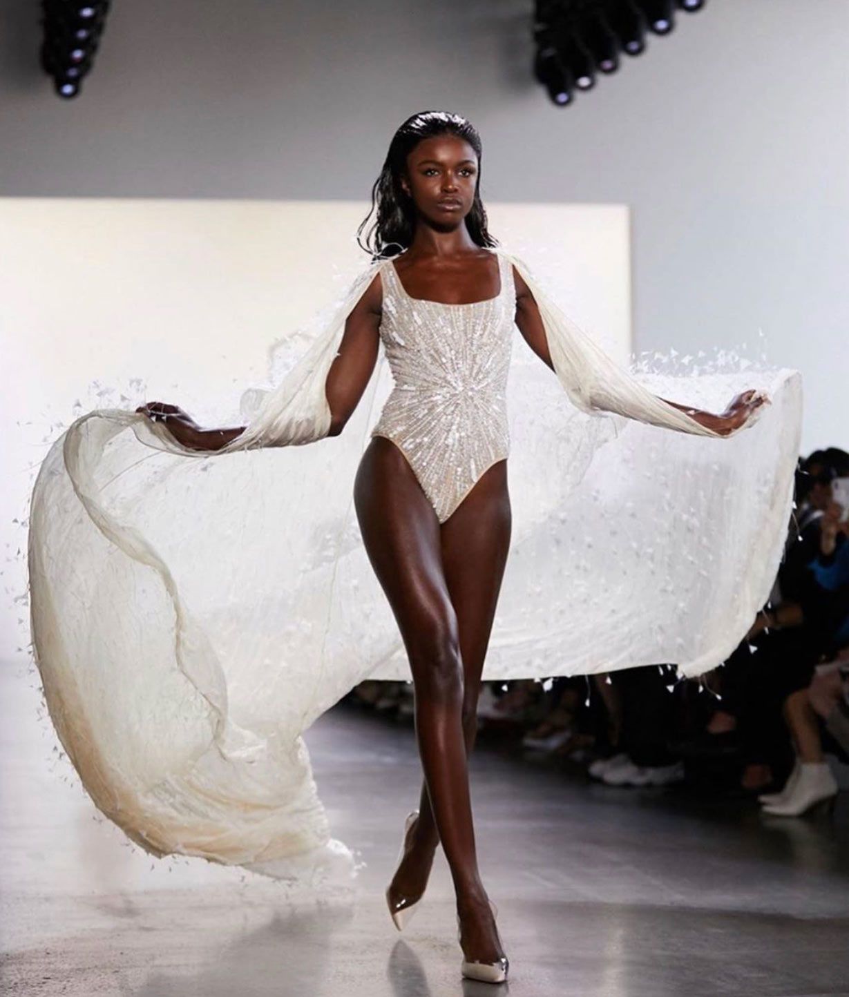 Thiên thần Victoriaamp;#39;s Secret đẹp nhất thế giới sải bước trong show diễn của NTK Công Trí - 4