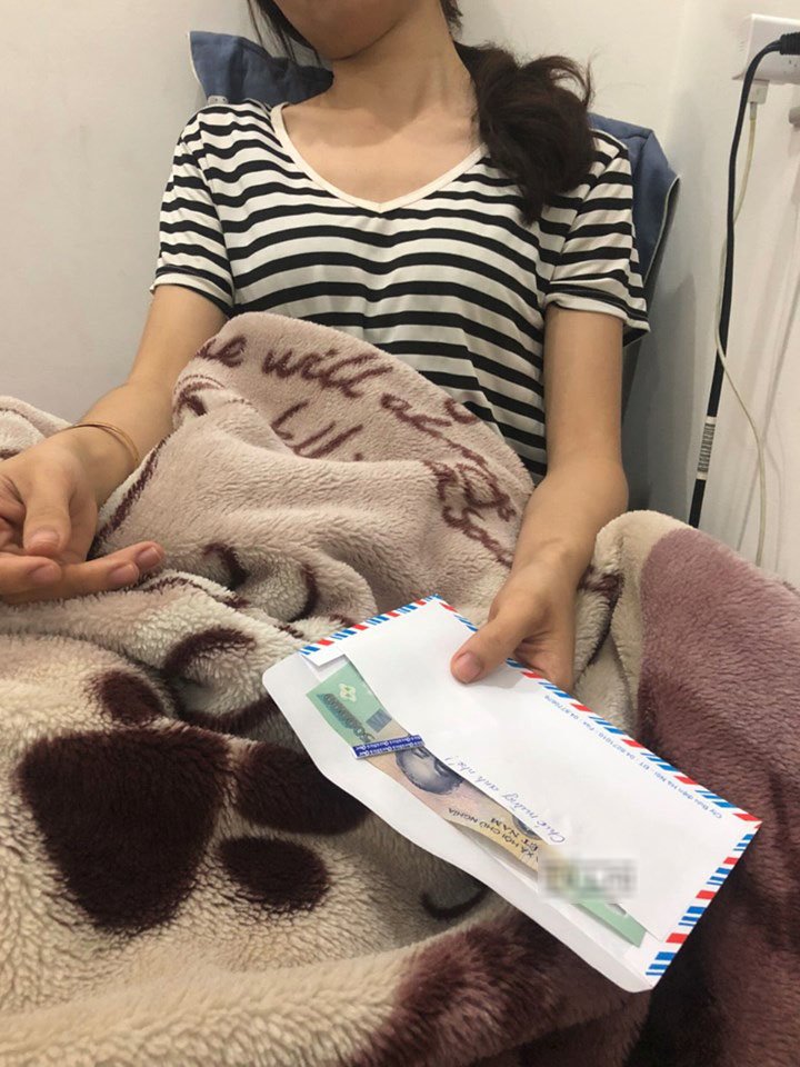 Tình cũ của chồng gửi quà mừng đầy tháng con, vợ suy sụp khi phong bì vừa mở - 1