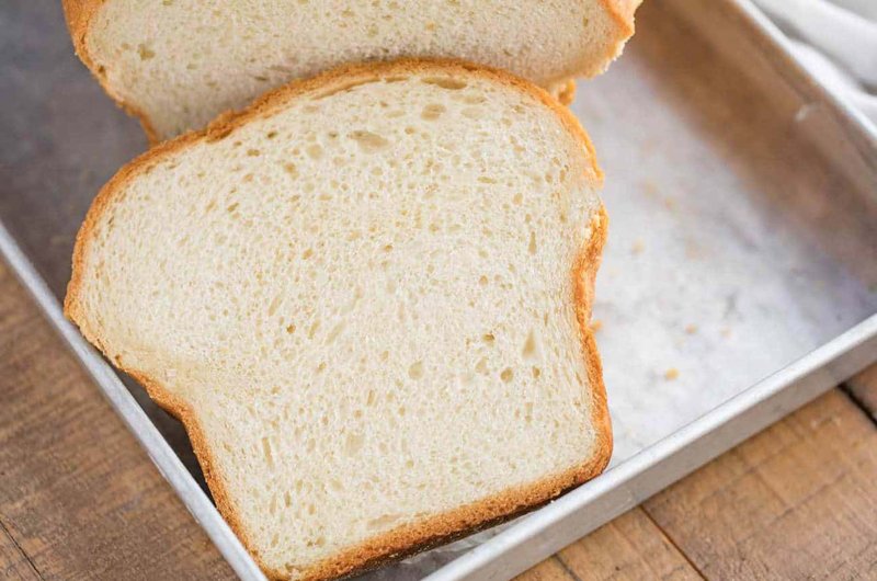 Bánh mì được tiêu thụ nhiều nhưng một số loại bánh mì có thể gây hại cho bạn. Bánh mì trắng đóng gói chứa bột được chế biến cao và các chất phụ gia nên nó không hoàn toàn lành mạnh. Ăn thường xuyên có thể gây béo phì, bệnh tim và tiểu đường.


