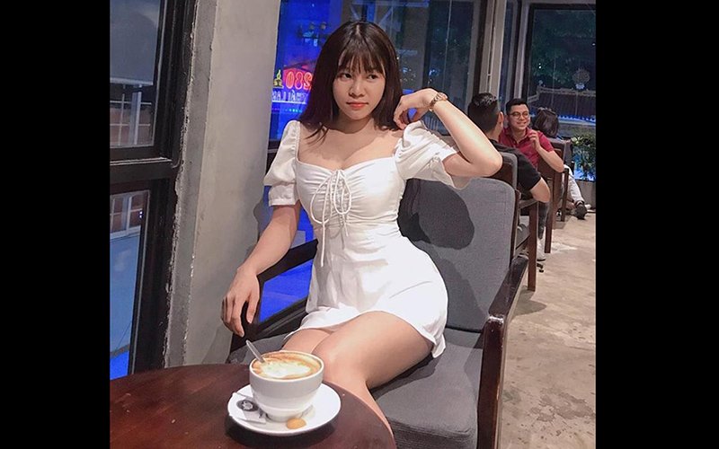 Đi cà phê hay trà sữa cũng phải ăn diện thật xinh, đây là chiếc váy trắng thanh lịch và ngọt ngào nhất trong tủ quần áo của Yến Xuân, vì đa phần cô luôn ăn diện nóng bỏng và cá tính. 
