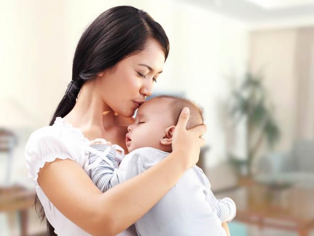 Cách bế trẻ sơ sinh và trẻ nhỏ phù hợp nhất với từng lứa tuổi