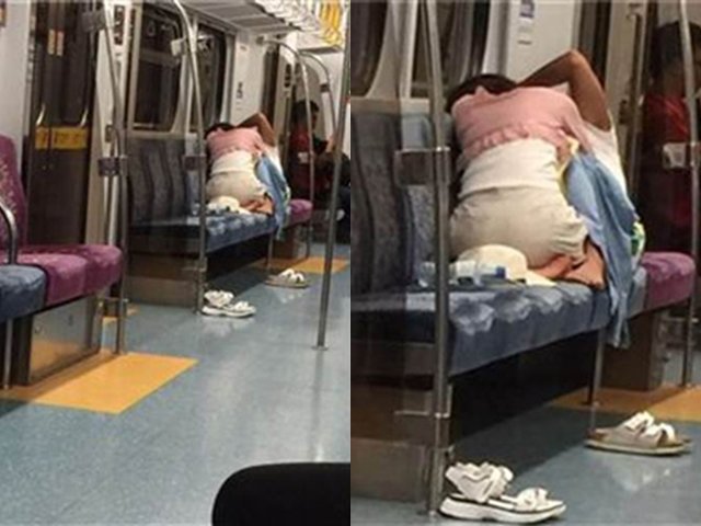 Cặp đôi thản nhiên ôm hôn, người trên kẻ dưới ngay trên tàu khiến người xung quanh nóng mắt