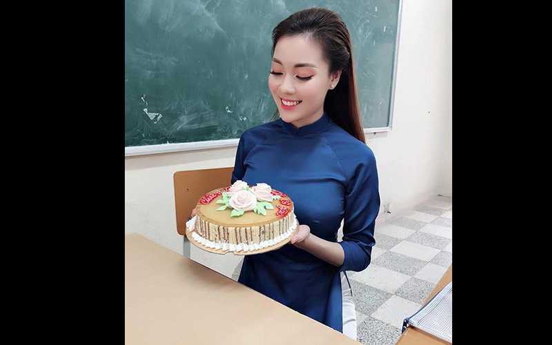 Hà My đi dạy thường chọn áo dài kín đáo có màu sắc trang nhã và phù hợp với những buổi dạy học. Tuy vậy cô cũng khoe được lợi thế hình thể với những số đo hoàn hảo đặc biệt là vòng một chạm ngưỡng 1 mét. 
