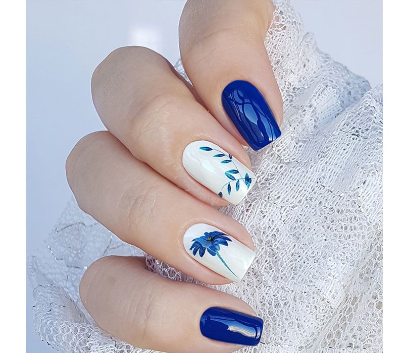 Một bộ nails màu xanh kết hợp vài ngón vẽ hoa lá sẽ đem tới không khí thanh mát của mùa thu.

