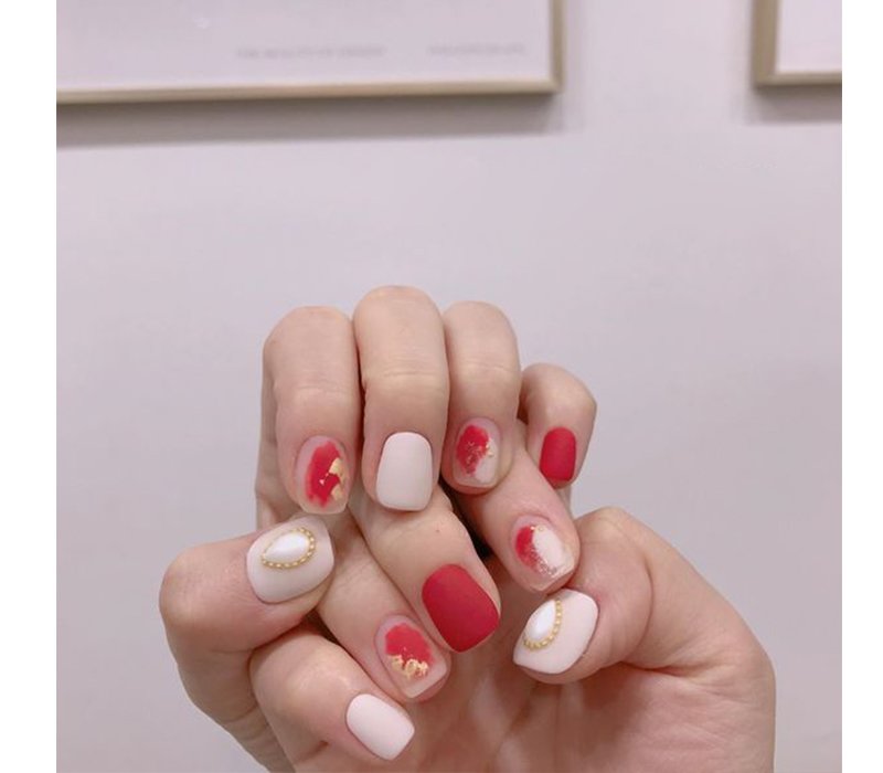 Bộ nail màu đỏ kết hợp hồng pastel này là gợi ý cực hay ho dành cho các nàng ngại nổi bật. Sơn lỳ cùng chi tiết đính ngọc trai và phần vẽ màu lạ mắt tạo nên sự độc đáo cho đôi bàn tay bạn.
