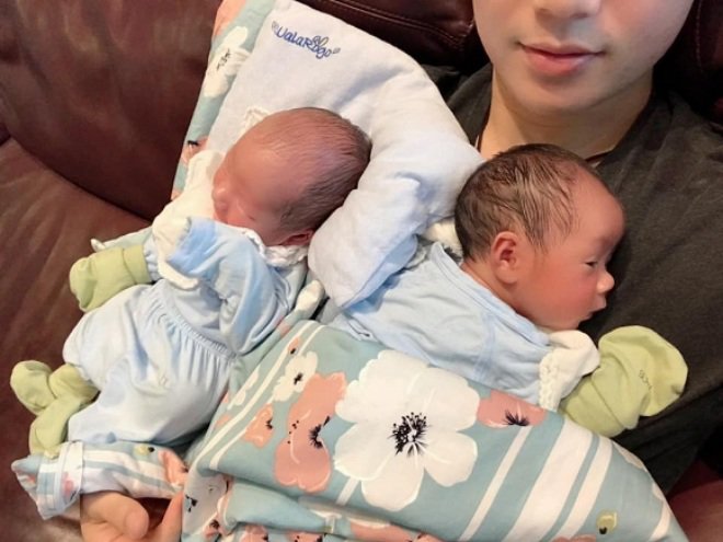 Trương Nam Thành và vợ đại gia công khai diện mạo, tên của 2 con trai nhân ngày đầy tháng - 1