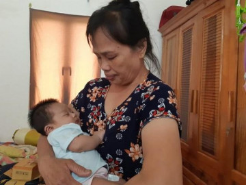 Sau 2 tuần mất mẹ, bé gái thoát nạn trong vụ thảm sát ở Đan Phượng thay đổi tích cực