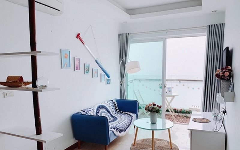 Phòng khách đơn giản, tông màu trắng - xanh mang hơi hướng đại dương. 
