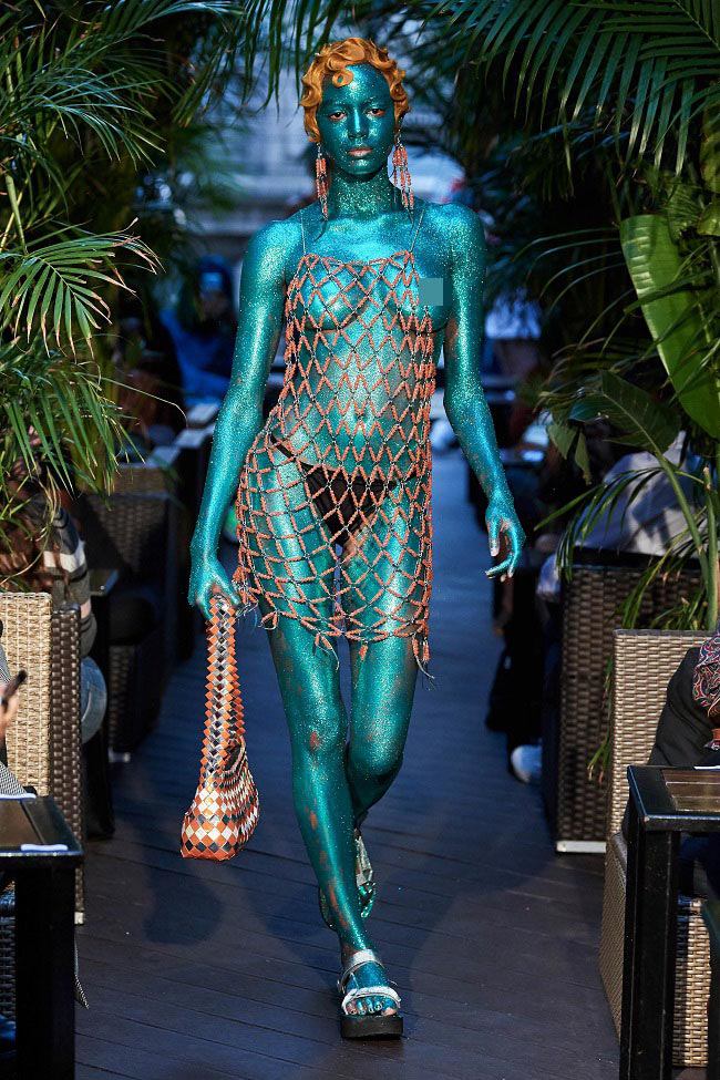 Những thiết kế gây sốc trên sàn diễn New York Fashion Week - 1