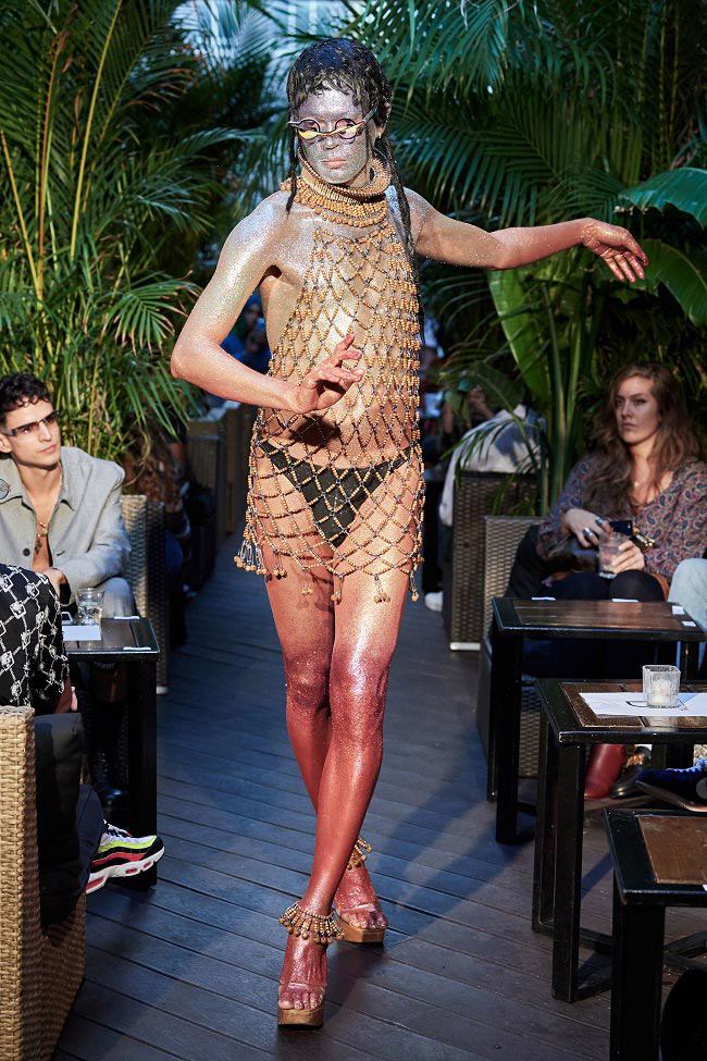 Những thiết kế gây sốc trên sàn diễn New York Fashion Week - 2