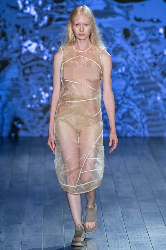 Những thiết kế gây sốc trên sàn diễn New York Fashion Week - 4
