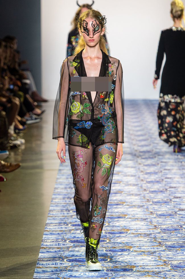 Những thiết kế gây sốc trên sàn diễn New York Fashion Week - 5